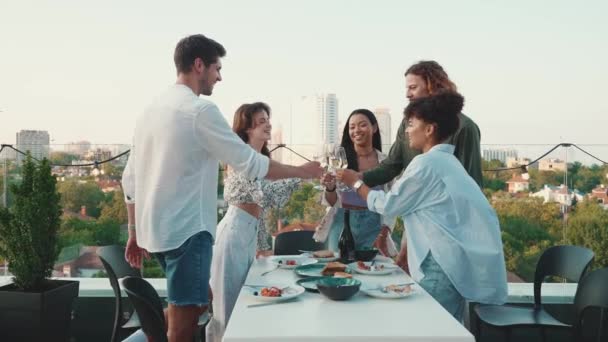 Belos Amigos Multiculturais Batendo Óculos Enquanto Celebra Férias Varanda Restaurante — Vídeo de Stock