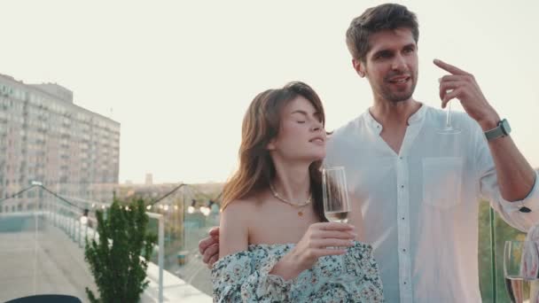 Lächelndes Junges Paar Spricht Bei Geburtstagsfeier Auf Restaurantbalkon — Stockvideo