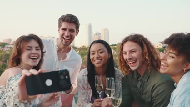Amigos Multiculturales Divertidos Tomando Selfies Móvil Mientras Celebran Cumpleaños Balcón — Vídeos de Stock