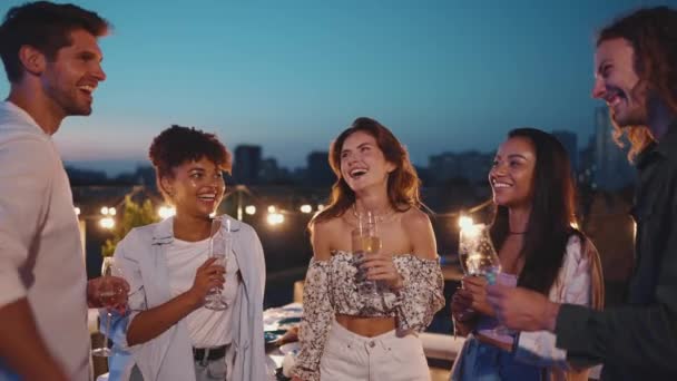 Оптимістичні Багатокультурні Друзі Розмовляють Під Час Святкування Дня Народження Балконі — стокове відео