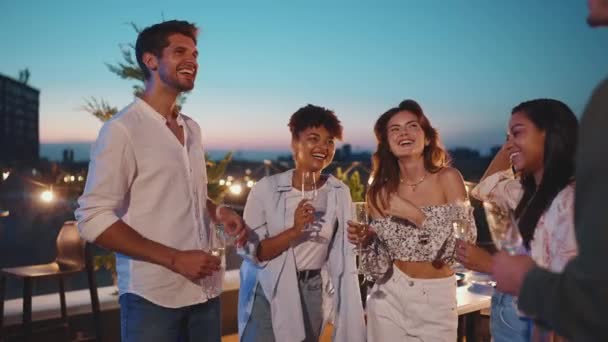 Gece Restoranın Balkonunda Doğum Gününü Kutlarken Gülen Çok Kültürlü Arkadaşlar — Stok video