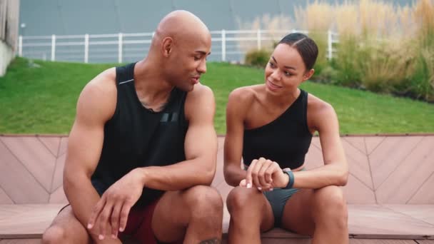 Fornøyd Atletisk Afrikansk Par Ser Armbåndsur Snakker Etter Løping Nær – stockvideo