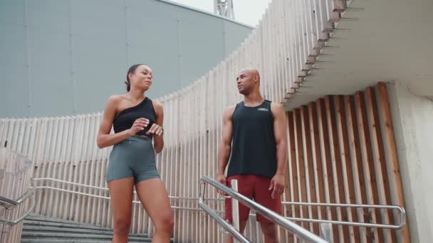 Sorrindo Casal Africano Atletas Conversando Nas Escadas Lado Fora Verão — Vídeo de Stock