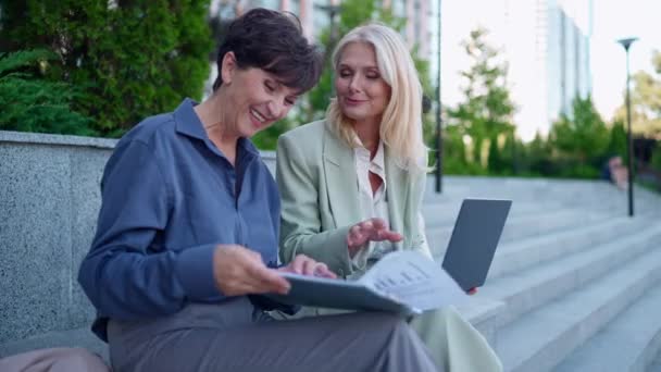 Wesoły Dojrzały Bizneswoman Garniturach Rozmawiać Podczas Pracy Laptopie Dokument Schodach — Wideo stockowe