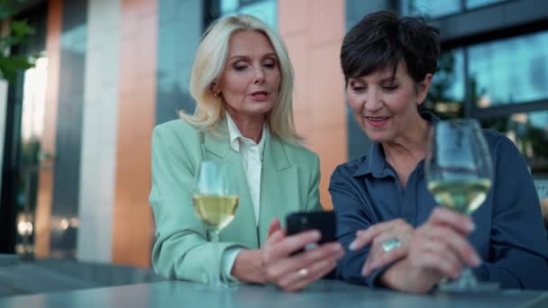 Töprengő Érett Nők Üzletről Beszélgetnek Miközben Mobiltelefont Néznek Egy Pohár — Stock videók