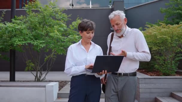 Bonitos Empresários Idosos Roupas Formais Trabalhando Laptop Conversando Rua — Vídeo de Stock