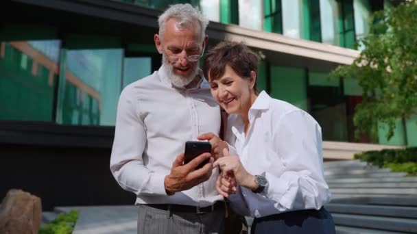 Pleased Senior Coworkers Formal Wear Talking Looking Mobile Office Street — Stock Video