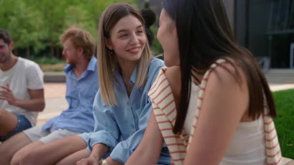 笑う多国籍の若い学生グループ 夏の大学近くのベンチで話す — ストック動画