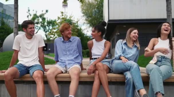 Yazın Üniversitenin Yanındaki Bankta Konuşan Bir Grup Komik Çokuluslu Genç — Stok video