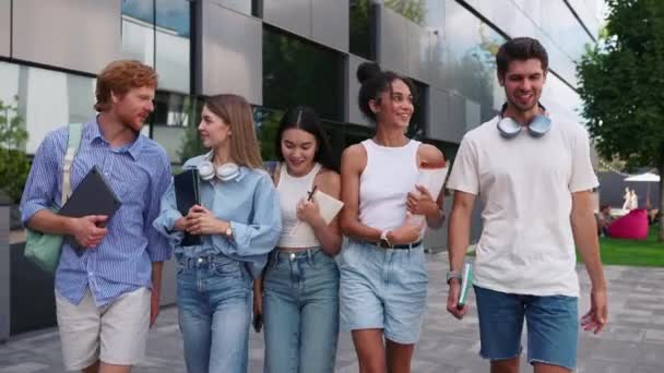 Aangename Multinationale Jonge Studenten Praten Lopen Buurt Van Universiteit Zomer — Stockvideo