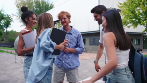 Güzel Çokuluslu Genç Öğrenciler Yaz Mevsiminde Üniversitenin Yakınında Çember Oluşturarak — Stok video