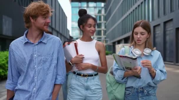 Preciosos Estudiantes Jóvenes Multiculturales Hablando Caminando Cerca Universidad Verano — Vídeos de Stock
