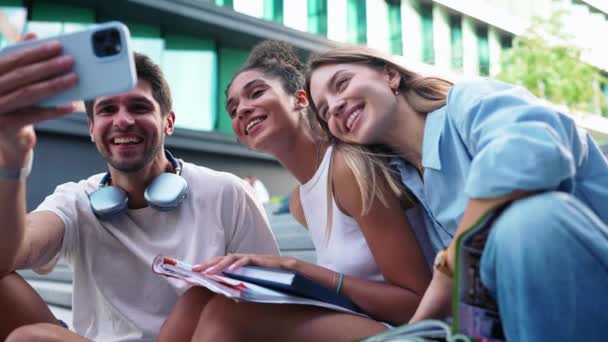 Sorridenti Giovani Studenti Multiculturali Scattare Selfie Cellulare Seduti Sulle Scale — Video Stock