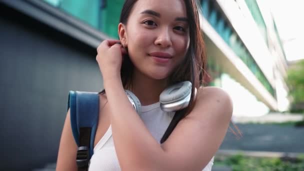 Αστεία Νεαρή Ασιατική Γυναίκα Κοιτάζοντας Κάμερα Σακίδιο Εξωτερικούς Χώρους — Αρχείο Βίντεο