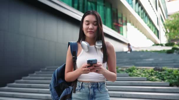 Adorável Jovem Mulher Asiática Mensagens Texto Celular Olhando Redor Com — Vídeo de Stock