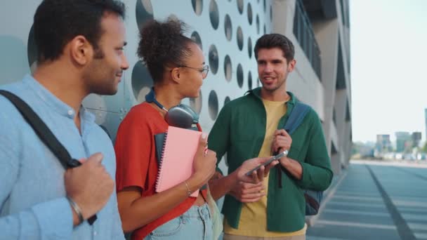 Cep Telefonuna Bakan Dışarıda Konuşan Komik Çok Irklı Öğrenciler — Stok video
