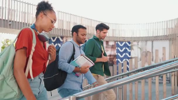 Kendine Güvenen Çok Irklı Öğrencilerin Dışarıda Merdivenlerden Çıkıp Konuşmalarının Yan — Stok video