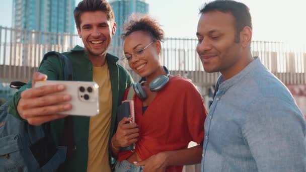 Nehrin Kıyısında Cep Telefonuyla Selfie Çeken Pozitif Çok Irklı Öğrenciler — Stok video