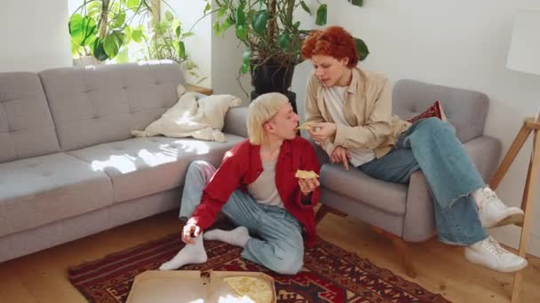 Heureux Gay Les Gars Avec Teint Cheveux Nourrir Autre Pizza — Video