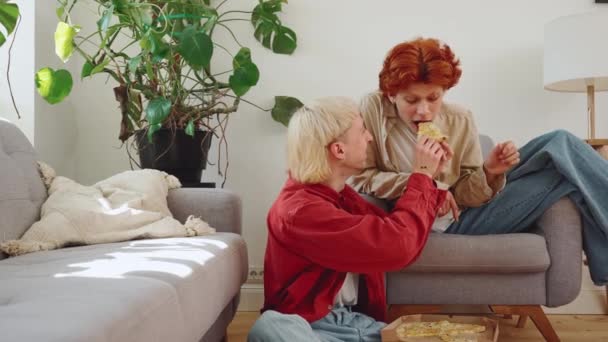 Roztomilé Gayové Obarvenými Vlasy Krmení Navzájem Pizza Mluvení Doma — Stock video