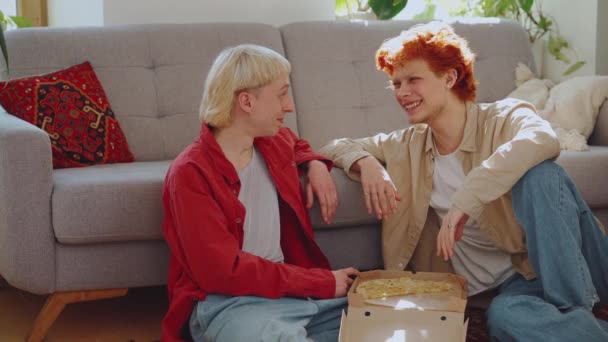 Прекрасні Геї Фарбованим Волоссям Їдять Піцу Розмовляють Вдома — стокове відео