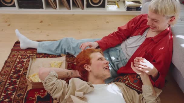 Tampilan Samping Pasangan Gay Yang Indah Dengan Rambut Dicelup Berbicara — Stok Video