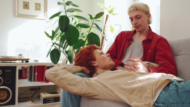 Pasangan Gay Muda Yang Tampan Dengan Rambut Dicelup Berbicara Sofa — Stok Video