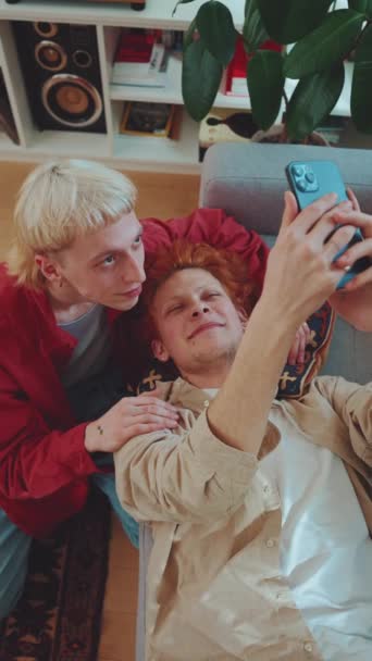 Ovanifrån Skrattande Unga Homosexuella Par Med Färgat Hår Tar Selfies — Stockvideo