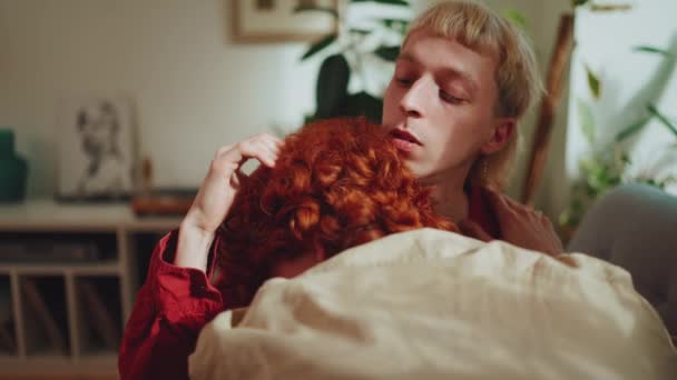 Melihat Kembali Pasangan Gay Muda Yang Senang Dengan Rambut Dicelup — Stok Video