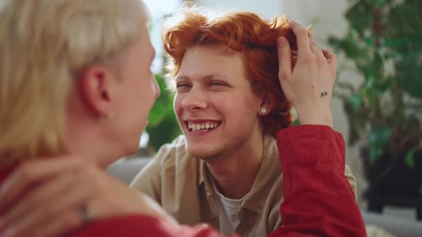 Pozitivní Mladý Gayové Pár Barvenými Vlasy Objímání Upevňování Vlasů Pohovce — Stock video