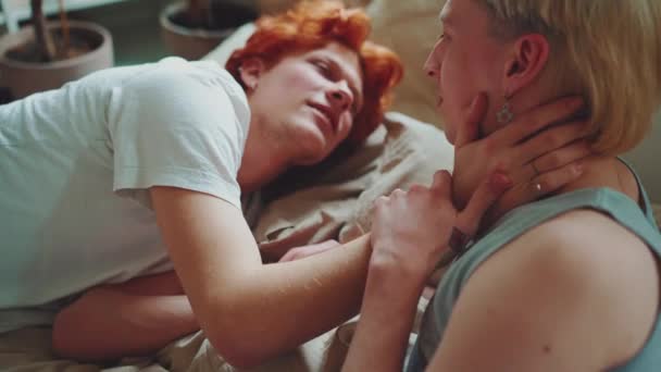 Pasangan Gay Muda Yang Indah Dengan Rambut Dicelup Berbicara Tempat — Stok Video