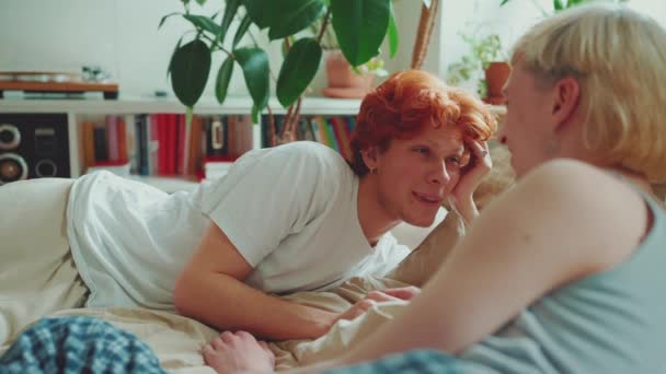 Vtipný Mladý Gayové Pár Obarvenými Vlasy Mluví Posteli Doma — Stock video