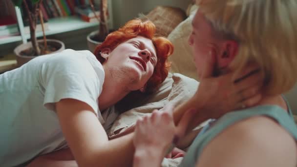 Ganska Unga Homosexuella Par Med Färgat Hår Pratar Sängen Hemma — Stockvideo