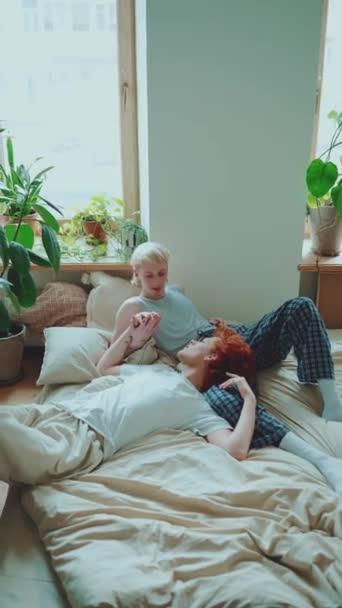 Senyum Pasangan Gay Muda Dengan Rambut Dicelup Berbicara Dan Berpegangan — Stok Video