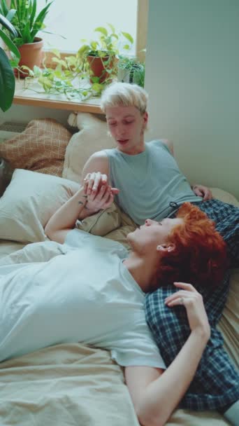 Cuplu Gay Relaxat Părul Vopsit Vorbind Ținând Mâinile Pat Acasă — Videoclip de stoc