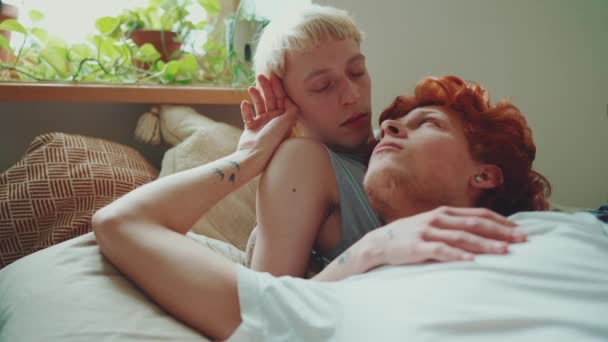 Pensivo Jovem Casal Gay Com Cabelo Tingido Aproveitando Tempo Juntos — Vídeo de Stock