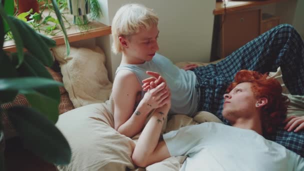 Feliz Jovem Gay Casal Com Tingido Cabelo Falando Segurando Mãos — Vídeo de Stock