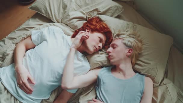 Adorável Jovem Casal Gay Com Cabelo Tingido Aproveitando Tempo Juntos — Vídeo de Stock