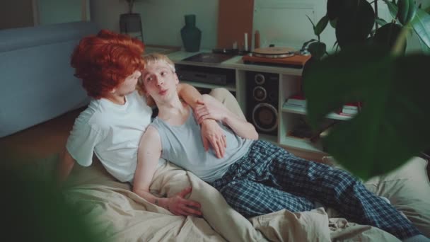 Konzentrierte Junge Homosexuelle Paar Mit Gefärbten Haaren Reden Und Umarmen — Stockvideo