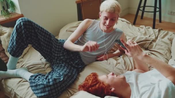Bonito Jovem Casal Gay Com Cabelo Tingido Ouvindo Música Fones — Vídeo de Stock