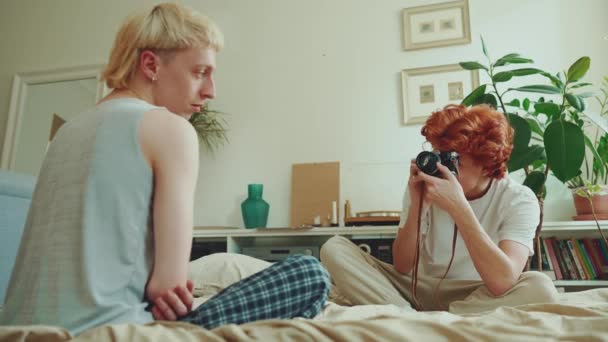 Soustředěný Mladý Gayové Pár Barvenými Vlasy Fotografování Kameru Posteli Doma — Stock video