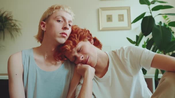 Självsäkra Unga Homosexuella Par Med Färgat Hår Tittar Kameran Sängen — Stockvideo