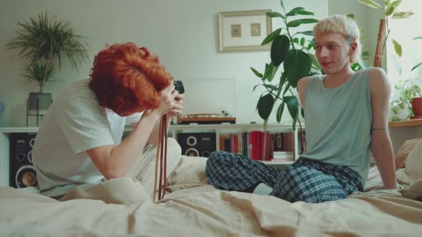 Досить Молода Пара Гей Фарбованим Волоссям Фотографує Камеру Ліжку Вдома — стокове відео