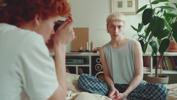 Νεαρό Ζευγάρι Ομοφυλόφιλων Βαμμένα Μαλλιά Που Τραβούν Φωτογραφίες Στο Κρεβάτι — Αρχείο Βίντεο