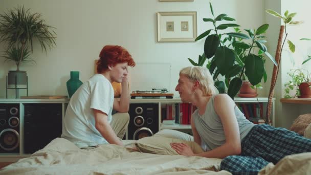 Riendo Joven Pareja Gay Con Pelo Teñido Hablando Escuchar Música — Vídeo de stock