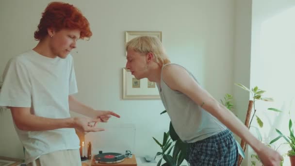 Saçları Boyalı Dans Eden Evde Plak Çalarken Müzik Dinleyen Komik — Stok video