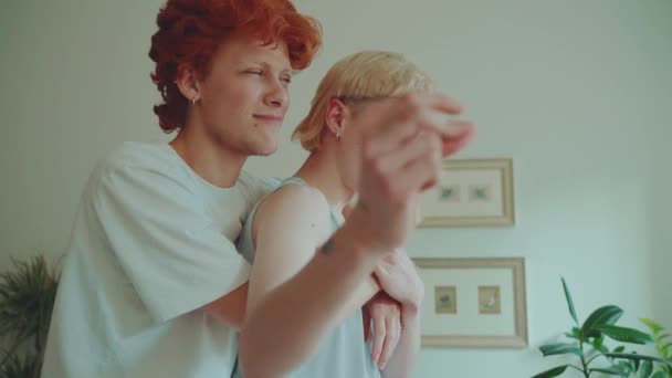 Söta Unga Homosexuella Par Med Färgat Hår Dansar Och Lyssna — Stockvideo