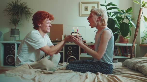 Glada Unga Homosexuella Par Med Färgat Hår Firar Födelsedag Och — Stockvideo