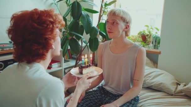 Schöne Junge Homosexuelle Paar Mit Gefärbten Haaren Feiern Geburtstag Und — Stockvideo
