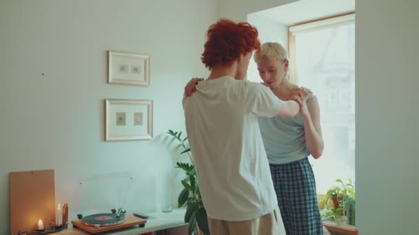 Jolie Jeune Couple Gay Avec Des Cheveux Teints Dansant Écouter — Video
